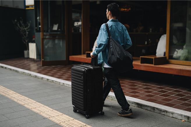 LOJEL全新黑色Cubo，耐髒又低調，適合不喜張揚的消費者選購。售價自1萬800元至1萬4800元。（LOJEL提供／黃唯淯台北傳真）