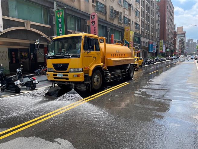 树林区队执行高温道路洒水降温。（新北市环保局提供）
