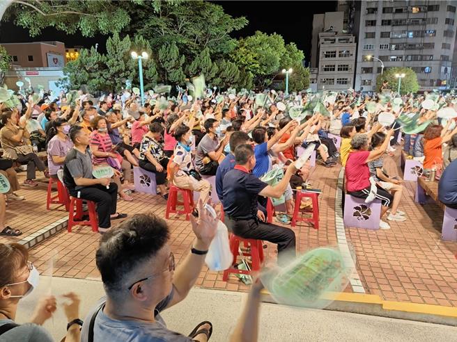 中正公園坐滿人潮，人手一支扇子一直搖搧風。（廖素慧攝）