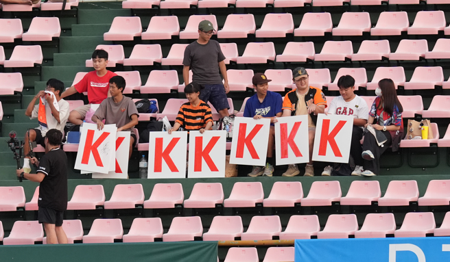 统一狮球迷只要胜骑士投出几次三振，就在外野摆上几张「K」板。（统一狮提供）