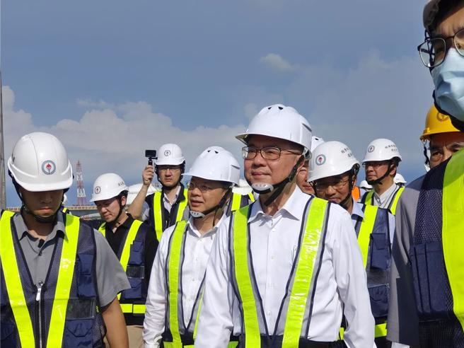 阁揆卓荣泰(前右)视察三接工程，称三接有3大功能，包含非核家园、绿能发电、稳定北部供电等。（资料照／赖佑维摄）