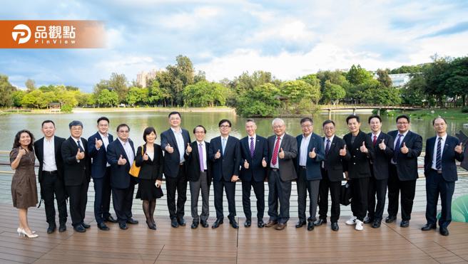 高雄市长陈其迈与市府团队参访清大，与清大校长高为元等主管，在校园景点成功湖前合影。（图片来源：高雄市政府提供）