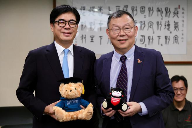 高雄市长陈其迈率团队拜访阳明交大，双方交换意见加速高雄分部推动，并互换吉祥物。（图片来源：高雄市政府提供）
