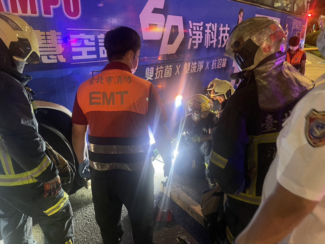 疑似又是内轮差惹祸，老翁被右转国光号擦撞卡车底，消防救援30分钟脱困送医。（翻摄画面）