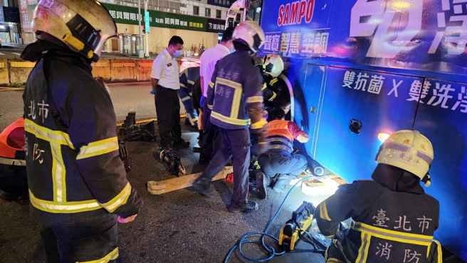 疑似又是内轮差惹祸，老翁被右转国光号擦撞卡车底，消防救援30分钟脱困送医。（翻摄画面）