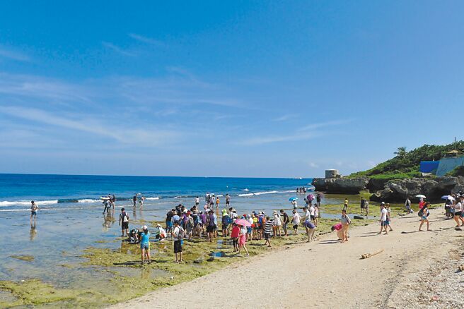 炎炎夏日，戏水消暑又成为全民运动，小琉球近年来每年有百万游客登岛。（屏县府提供／罗琦文屏东传真）