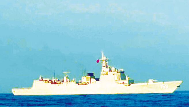 繼18日有漁民發現共軍核潛艦浮航金廈水道後，20日清晨又有漁民直擊共軍舷號153的飛彈驅逐艦-西安艦也近逼海峽中線航行。（漁民提供／許逸民澎湖傳真）
