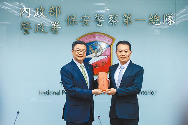 假网拍诈骗案件居高不下，刑事局侦查第九大队从今年1月迄今执行专案进行扫荡。图为行政院长卓荣泰（左）5月24日视察「165反诈骗谘询专线」，并颁发慰劳金勉励团队辛劳。（本报资料照片）