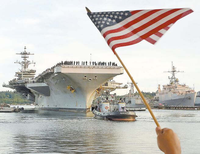 美国核动力航空母舰罗斯福号22日抵达韩国釜山，将与韩国和日本举行联合军事演习。（美联社）