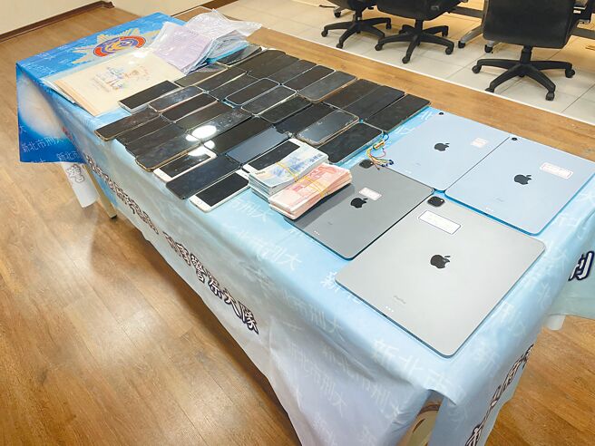 台北地檢署指揮新北市刑警大隊、台北市調處執行第4波掃蕩虛擬貨幣詐騙集團，查扣相關證物。（新北市刑大提供／王揚傑新北傳真）