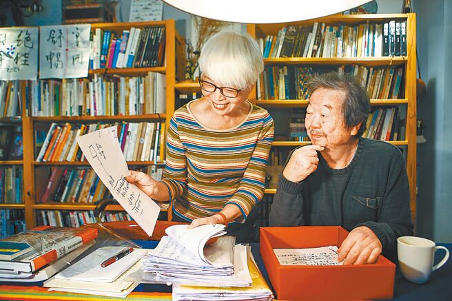 雷骧书稿全赖夫人Amy细细整理。（邓博仁摄）