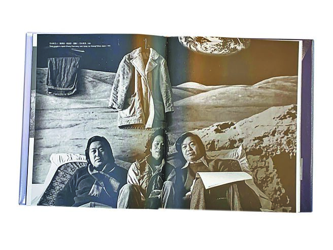 日本的三人（张照堂、阮义忠、雷骧）／日本东京／1981。（邓博仁翻摄自《台湾摄影家：雷骧》一书）