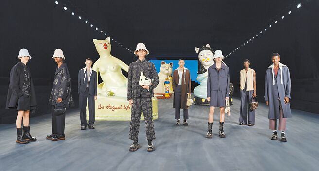 本季男装灵感围绕着陶瓷、Negatif、领巾做为主题，秀场上Hylton Nel的作品也相当引人注目。（Dior提供）