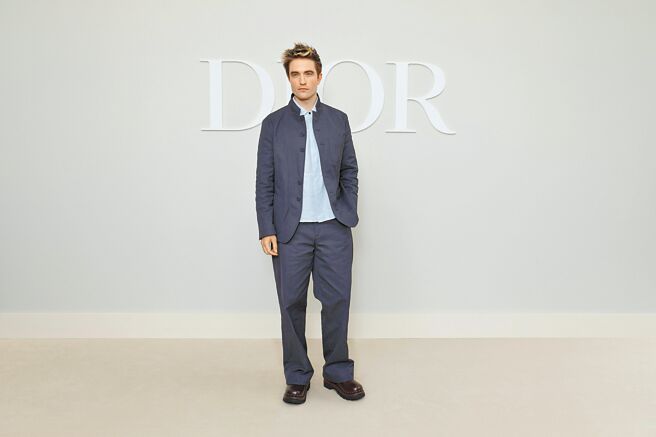 品牌大使罗伯派汀森一身轻松装扮现身Dior大秀现场。（Dior提供）
