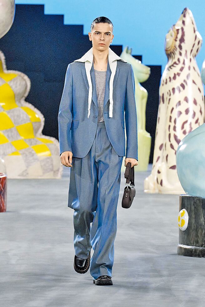 秀上有不少模特围着这种仿陶瓷设计领巾，其皱纹和光泽都处理得几乎与一般陶瓷无异。（Dior提供）