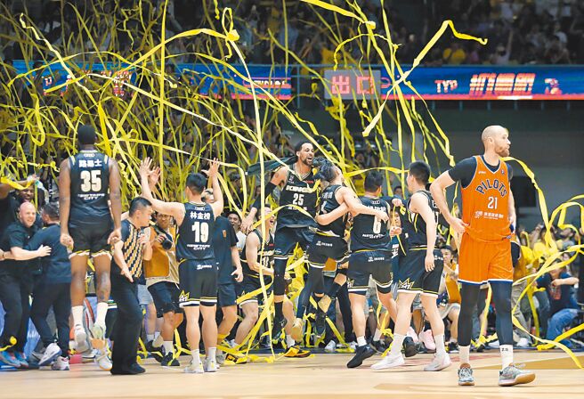 新北国王上周甫于PLG总冠军赛抛下黄色彩带，22日却带头抛出两联盟合併的议题。（本报资料照片）