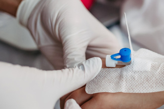 醫學奇聞 針頭導管「血管裡漂5年」 慘卡男嬰頸