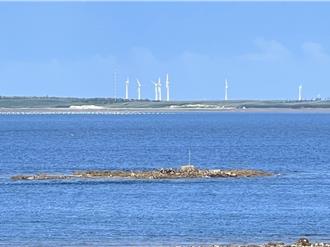 澎湖暗礁障碍灯被浪掀翻一年没人修 渔民自装太阳能警示灯