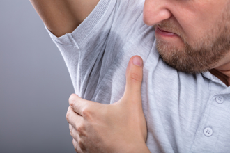 夏天爆汗「为何东亚人没体味？」 专家解答了 2招消狐臭