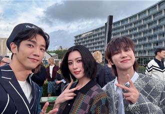 刘以豪巴黎看秀与孔刘、王嘉尔同场「仙拚仙」！日韩大咖都被他捕获