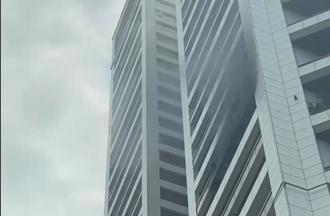 淡水41層摩天社區大樓火警 21樓陽台竄煙順利撲滅