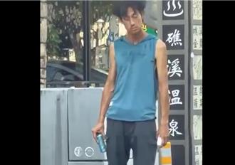 直击／唐治平现身宜兰摇头晃脑、拍打车辆　网友直呼「快救他！」