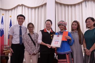 花蓮2學子獲總統教育獎 徐榛蔚親頒獎狀勉勵築夢踏實