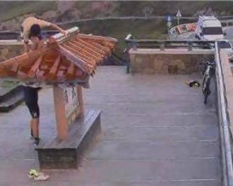 登合歡山武嶺亭屋頂打卡 鏡頭君直擊！單車男挨酸：進化成猴子