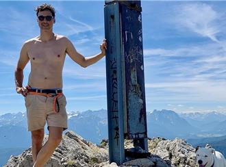 影帝費茲攜犬攻頂曬肌肉　49歲仍獲讚「永遠性感帥爸爸」