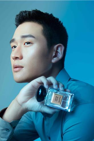 周興哲夏日帥穿Armani現身 LV、寶格麗各有新香上陣