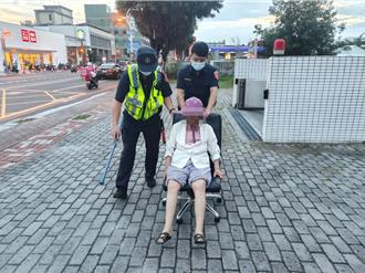 台中8旬嬤突癱坐公園「眼前一片黑」 警方伸援手緩解中暑