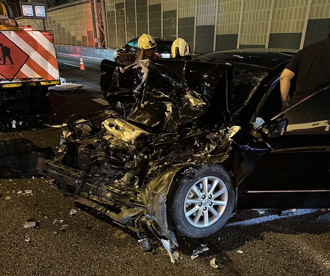 國1北上五股交流道追撞工程車 轎車車頭潰縮駕駛一度受困