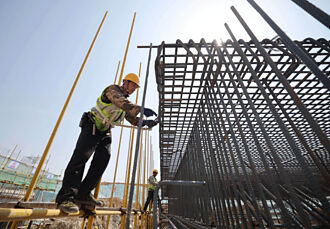 陆经济想保五 学者：增发国债