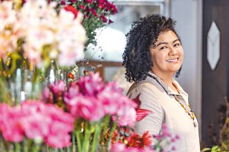 巴奈搶后身體凸槌 憂臉歪不能再唱歌