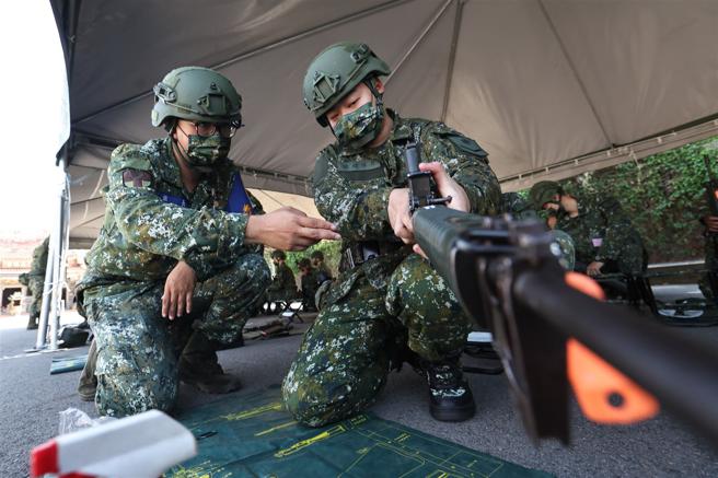 陸軍步兵302旅步5營「14天教育召集訓練」昨日實施編制武器專長複訓，由教官原則講解，帶領召員分組實際操作，期透過嚴格訓練方式，熟稔個人武器裝備，厚植防衛作戰能量。
（記者黃迪明攝）