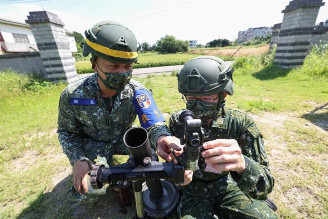  召員在教官引導下，採分組施作方式，實施基本操作、故障排除、射擊流程等組合訓練。（記者黃迪明攝）