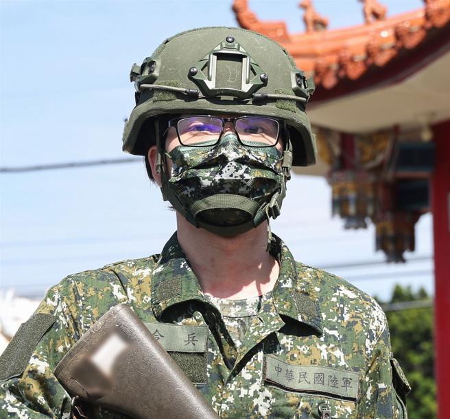 余鑫隆二兵。（记者黄迪明摄）