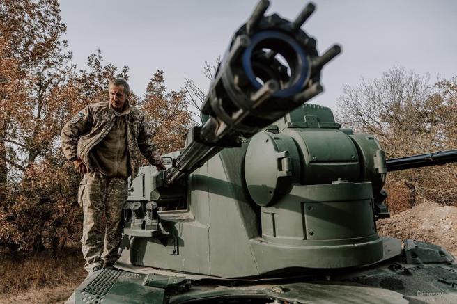 俄軍連日空襲烏，烏軍官兵仍堅守崗位，擊落多枚飛彈與無人機。圖為烏軍操作的軍援「獵豹」防空砲車。（取自烏國國防部「X」帳號）