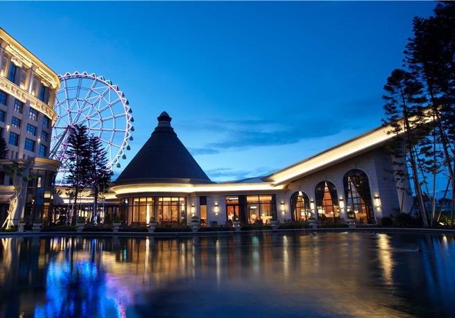 義大皇家酒店義大利餐廳推出「非你莫屬 私廚饗宴」活動，賓客可在優美景緻旁用餐。（義大皇家酒店提供）