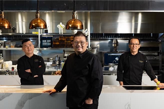 A CUT牛排馆由主厨凌维廉（中）率团队推出夏季新菜。（台北国宾大饭店提供）