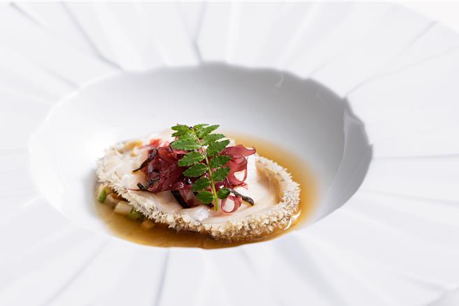 A CUT牛排馆推出「盛夏的岛屿之心」盛宴，图为「南非鲍鱼」。（台北国宾大饭店提供）