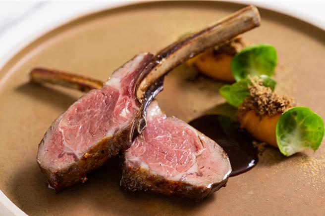 A CUT牛排馆推出「盛夏的岛屿之心」盛宴，图为「炉烤美国乾式熟成30天羊排」。（台北国宾大饭店提供）