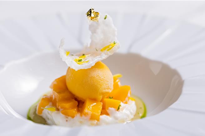 A CUT牛排馆推出「盛夏的岛屿之心」盛宴，图为「芒果糯米饭」。（台北国宾大饭店提供）