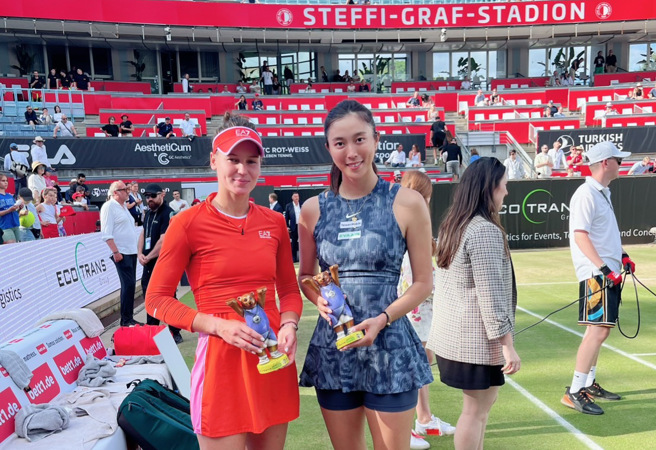 詹皓晴（右）、库德梅托娃在德国柏林女网赛女双获得亚军。（刘雪贞提供）