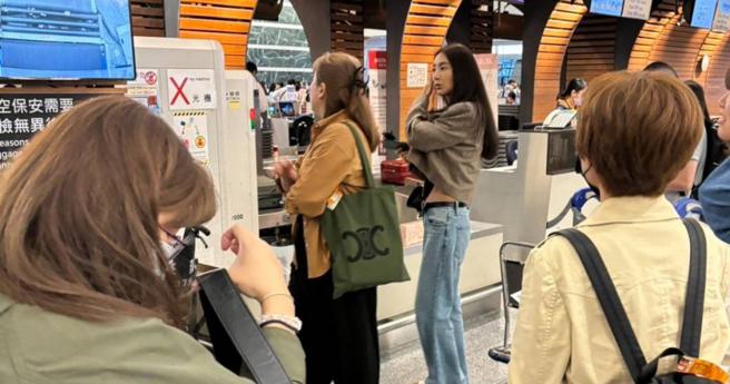 吴速玲日前被本刊读者在桃园国际机场直击，准备和友人一同飞往韩国济州岛旅游。（图／读者提供）