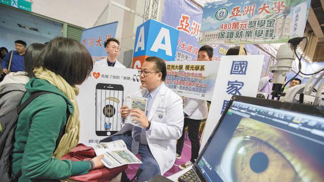 招生成为私校求生的关键，除了在大学博览会祭出高额奖学金，教授们也必须一个个致电给学生说明，只盼能提升就读率。（图／报系资料照）