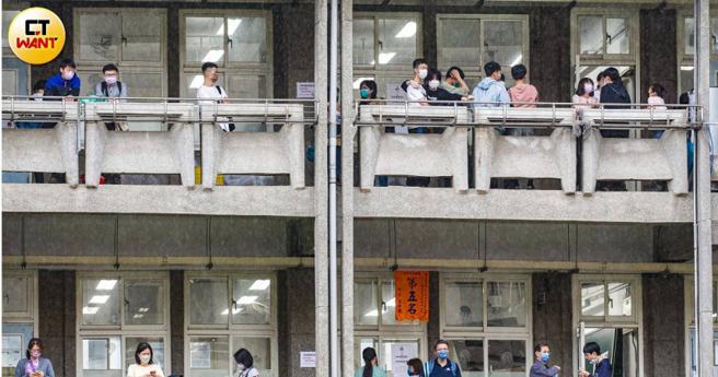 今年的高中職新生已跌破20萬人，教育人士憂心私校倒閉潮恐向下蔓延，將影響更多學生權益。（圖／記者黃威彬攝）