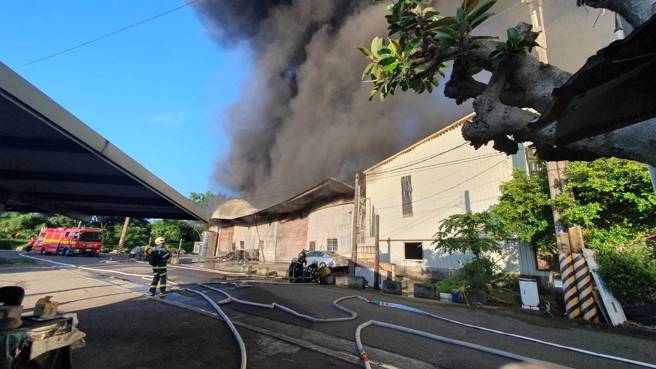 桃園蘆竹一處連棟式鐵皮倉庫竄惡，現場 全面燃燒濃煙直竄天際。（翻攝畫面）