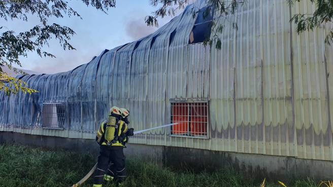 消防人員射水灌救。（翻攝畫面）