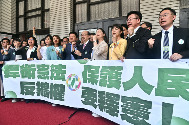 圖為國會改革覆議案未通過，民進黨立法院黨團在議場門口舉行記者會，並拉起「捍衛憲法，保護人民，反擴權，要釋憲！」布條。（資料照,姚志平攝）
